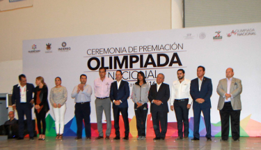 Gobernador de Querétaro premia y alienta a competidores de la Olimpiada Nacional