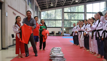 La FMTKD entrega uniformes al equipo mundial de Poomsae